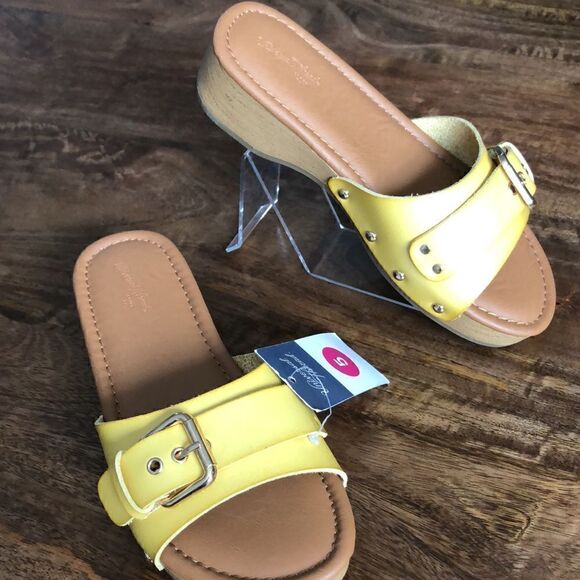 Universal Thread Women's Kora Flat Sandal - Yellow size 5 - Picture 2 of 7